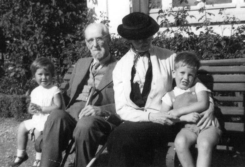 В.Н. и С. А. Брянчаниновы с правнуками Петром и Сьюзан в Монморанси, Франция, 1961 год