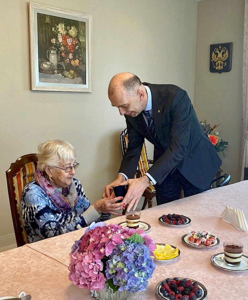 В Сиднее передали орден княгине Джулии Романовой