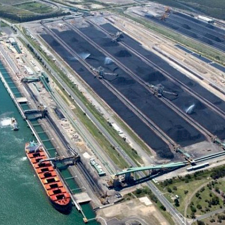 Протестующие заблокировали крупнейший угольный порт страны