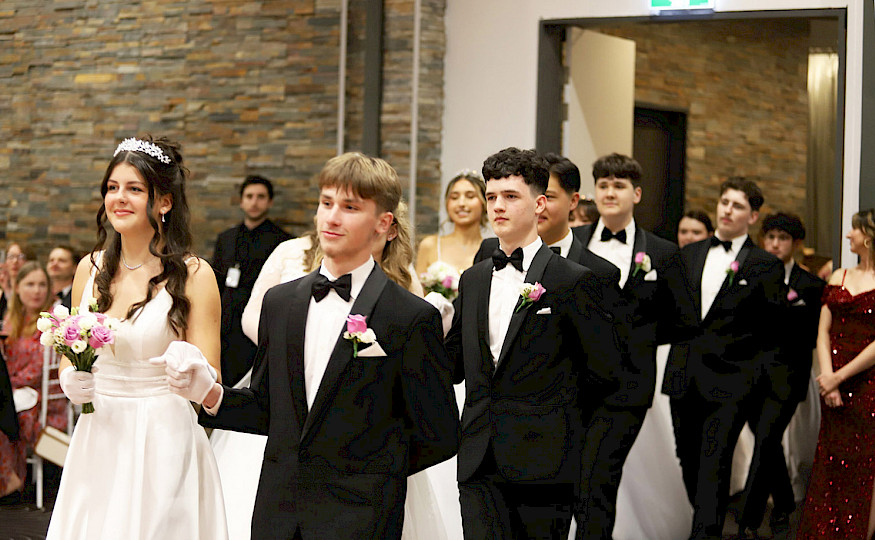 Не забудутся школьные годы. На балу дебютантов Русской школы А.Невского в Сиднее (Конкорд)