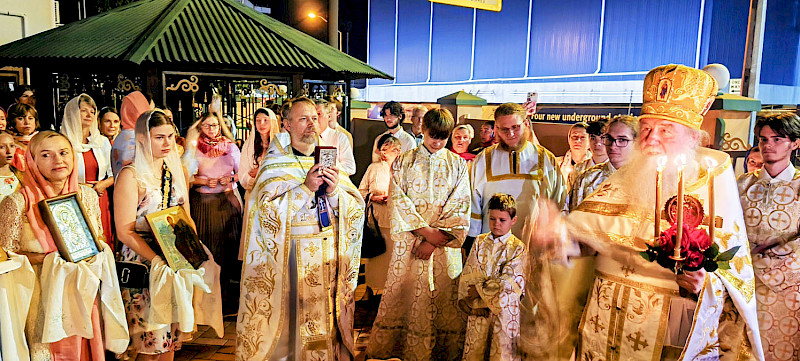 Свет Воскресения в пасхальной ночи Брисбена