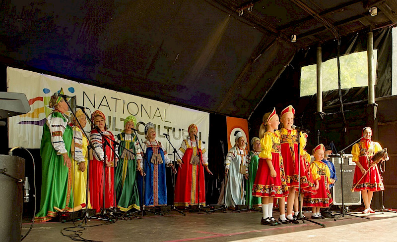 Русские танцуют и поют в Канберре