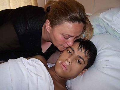 У постели раненого мальчика, Цхинвал, 2008